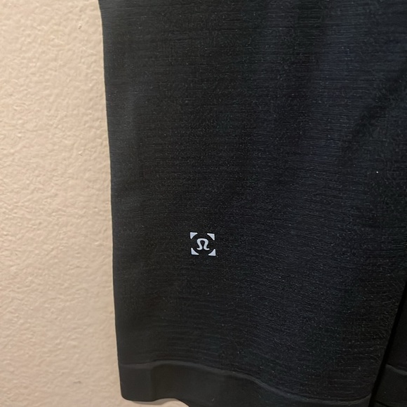 Lululemon V-Neck Performance Tee - Picture 4 of 5